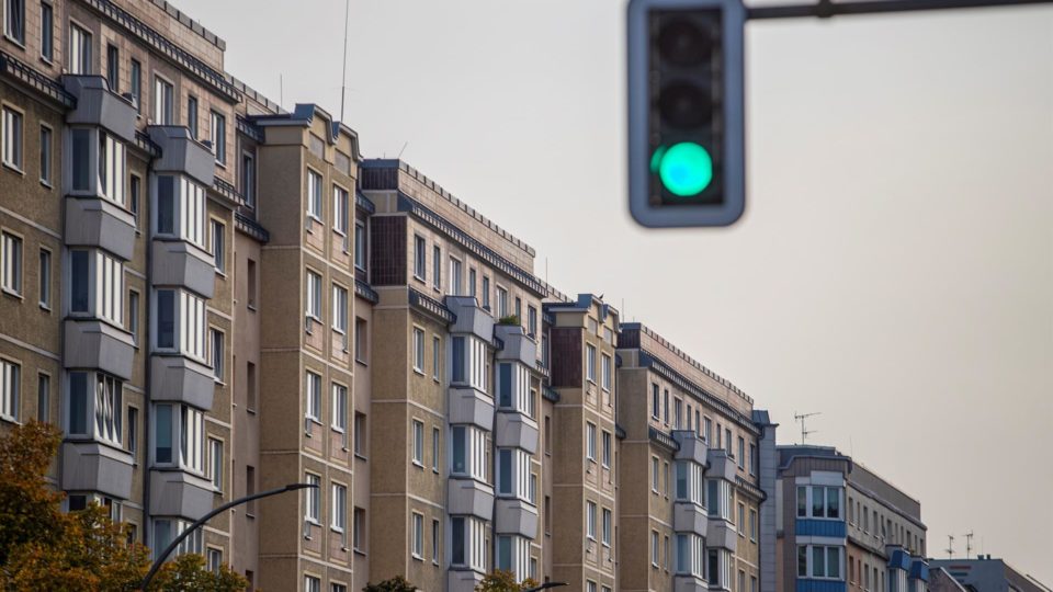 Berlim aprova expropriação de gigantes imobiliários em referendo não vinculante Prédios em Berlim, Alemanha, 27 de setembro. Moradores da capital alemã aprovaram, em referendo não vinculante, a expropriação de imóveis de gigantes do setor imobiliário