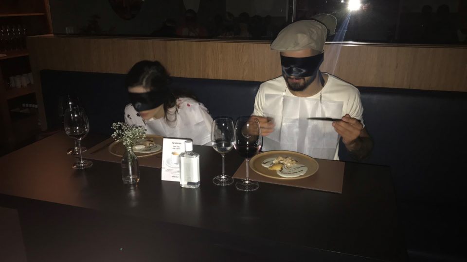 Jantar às cegas: saiba como é a experiência de comer e beber de olhos vendados jantar às cegas