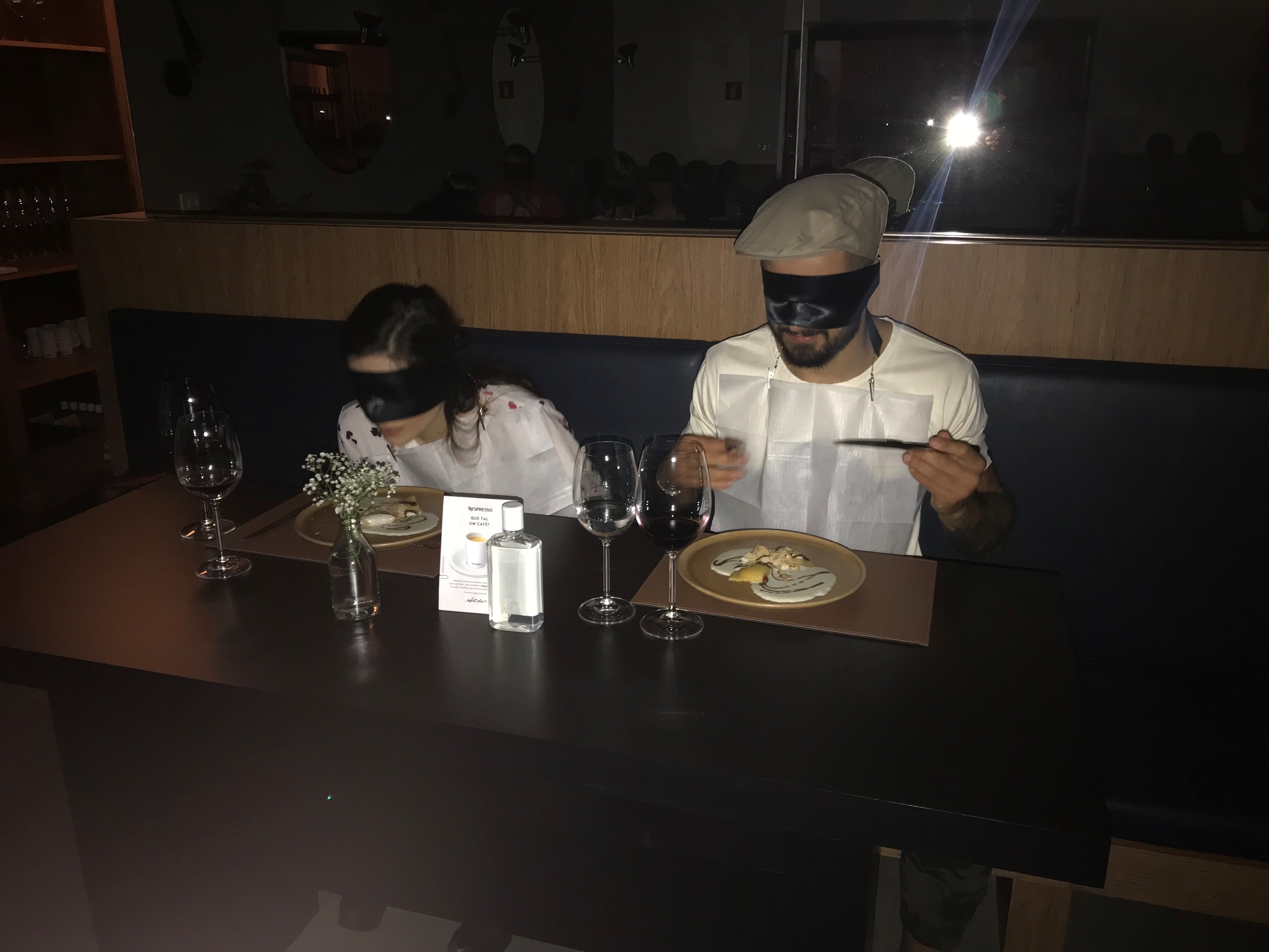 Durante o jantar, os comensais têm os olhos vendados.