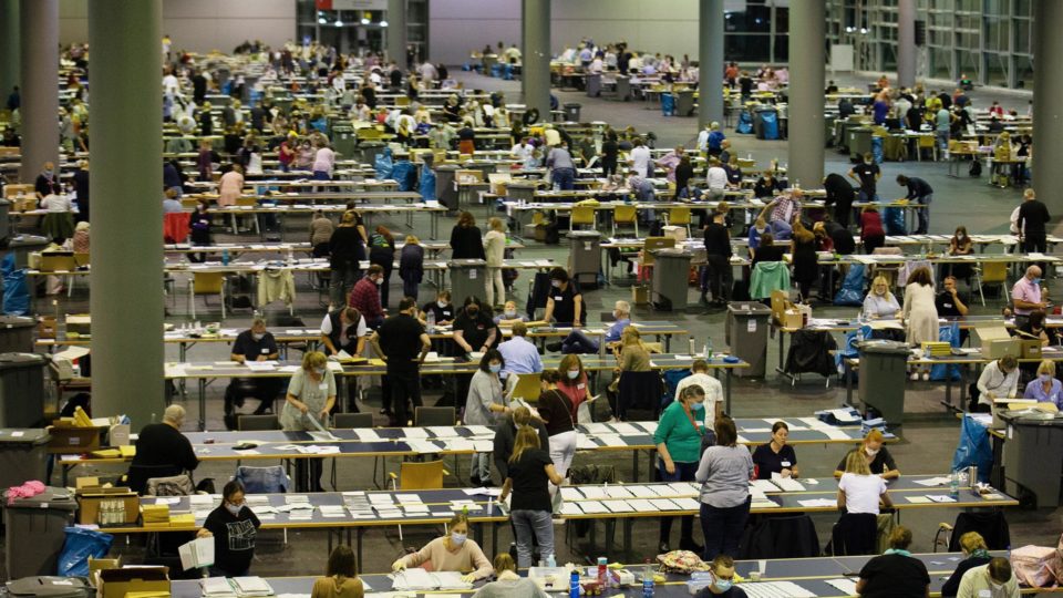 O que as eleições federais alemãs podem ensinar ao Brasil e sua reforma eleitoral Votos enviados pelos correios são contados em Frankfurt am Main, Alemanha, 26 de setembro