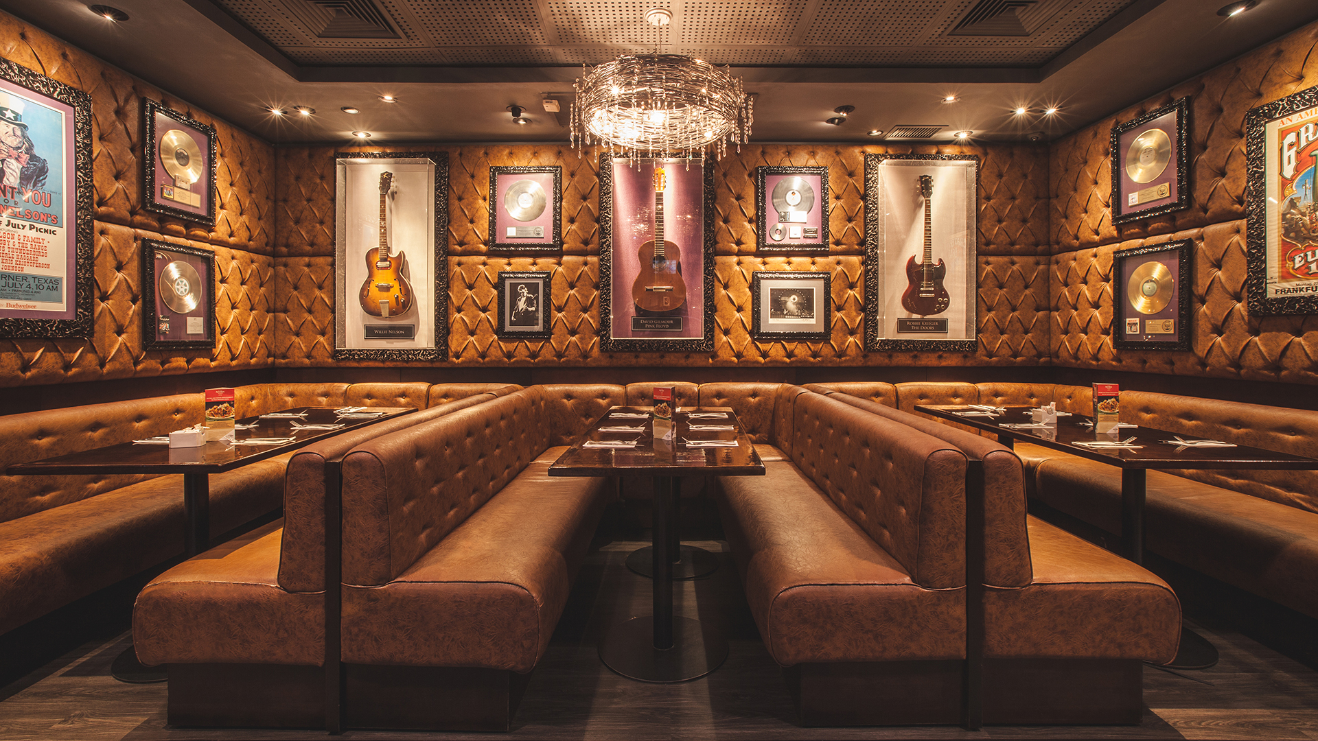 A memorabília que decora o interior do restaurante é uma das marcas registradas do Hard Rock Cafe