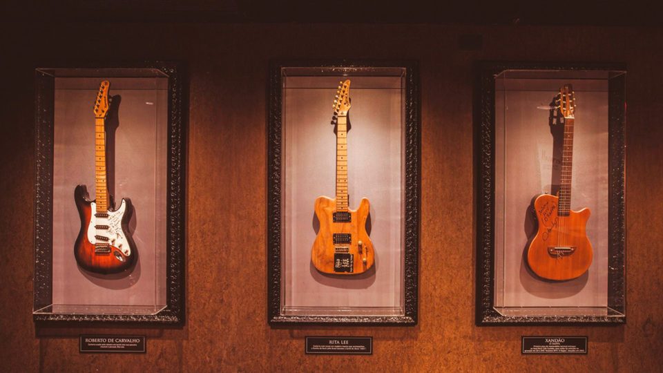 Guitarras da rainha do rock brasileiro, Rita Lee, de seu companheiro Roberto de Carvalho e de Xandão do Rappa decoram o 3º piso do Hard Rock Cafe Curitiba. 