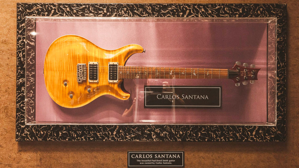 Guitarra Paul Reed que pertenceu à lenda Carlos Santana está na Rock Shop do Hard Rock Curitiba