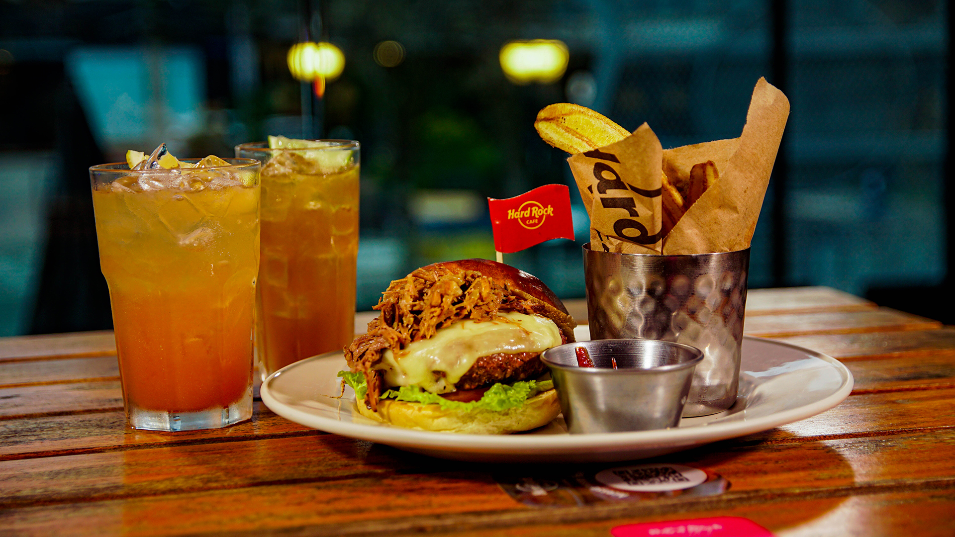 Todos os Hard Rock Cafe no mundo possuem um hamburger com receita local — e o de Curitiba é delicioso e leva Barreado para dar aquele toque paranaense.