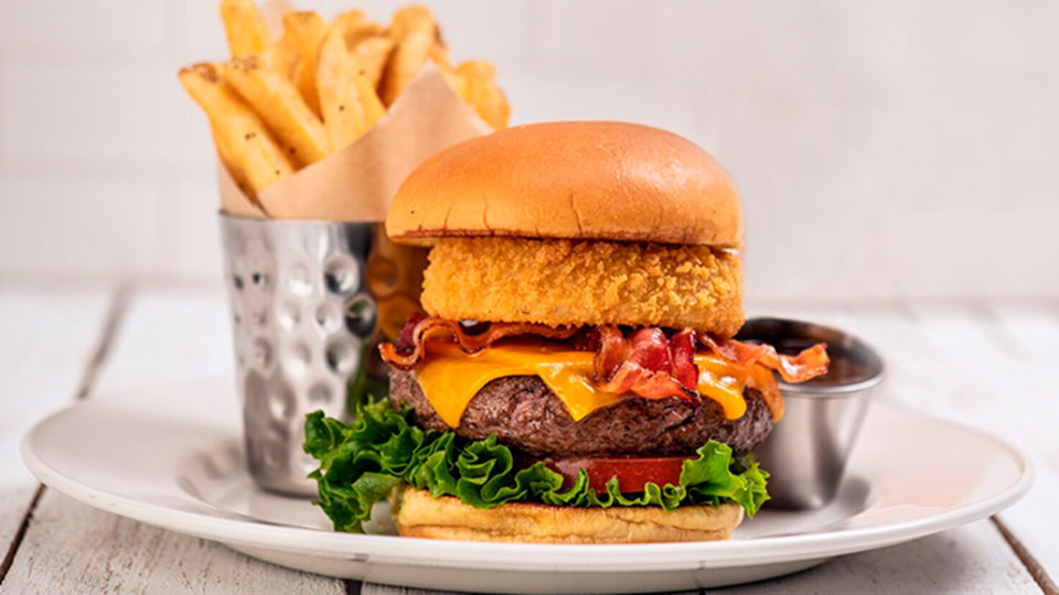 Original Legendary Burger do Hard Rock Café tem carne com 200 gramas, anel de cebola, bacon e molho especial da casa 