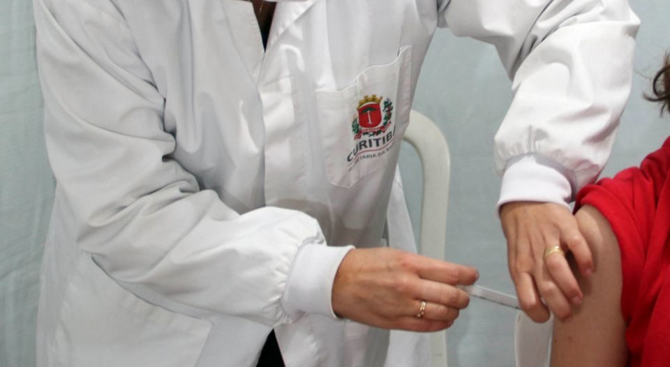 Curitiba planeja vacinar adolescentes sábado. Por que outras cidades já estão vacinando? Curitiba planeja vacinar adolescentes sábado. Por que outras cidades já estão vacinando?