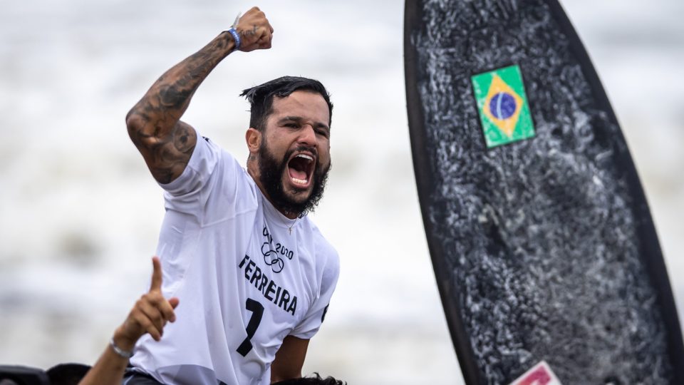 Diz amém que o ouro vem O surfista Italo Ferreira é carregado após conquistar o ouro nos Jogos Olímpicos de Tóquio.