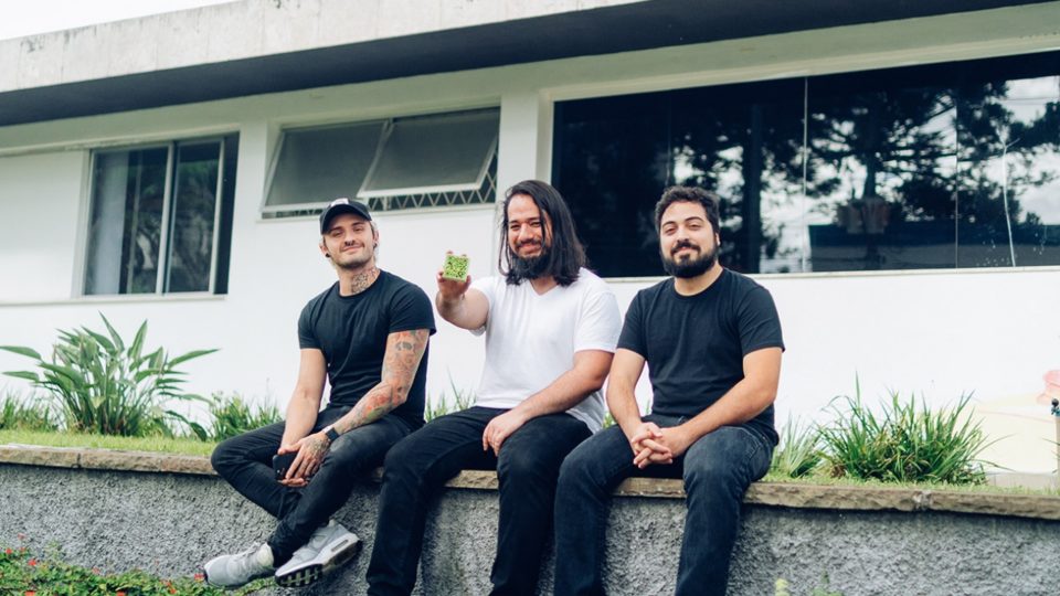 Veever: app curitibano permite que deficientes visuais possam “ouvir” tudo ao seu redor João Pedro Novochadlo (à esquerda) com os demais cofundadores da Veever