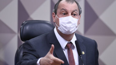 Justiça aceita ação de Aziz contra Arthur Virgílio por calúnia e difamação O presidente da CPI, Omar Aziz