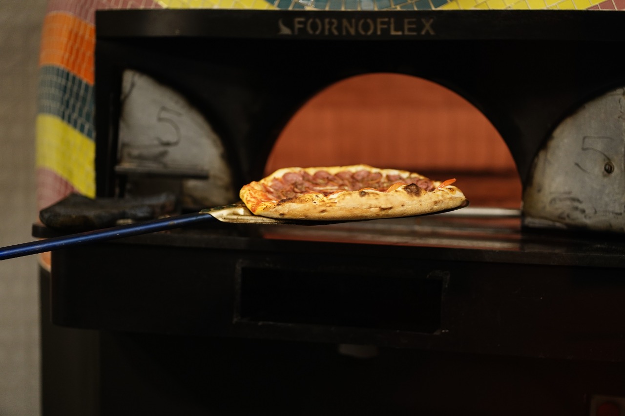 O forno da Marghê é dos mais modernos que existem e atinge altíssimas temperaturas para assar as pizzas em poucos intantes. O forno da Marghê é dos mais modernos que existem e atinge altíssimas temperaturas para assar as pizzas em poucos intantes.