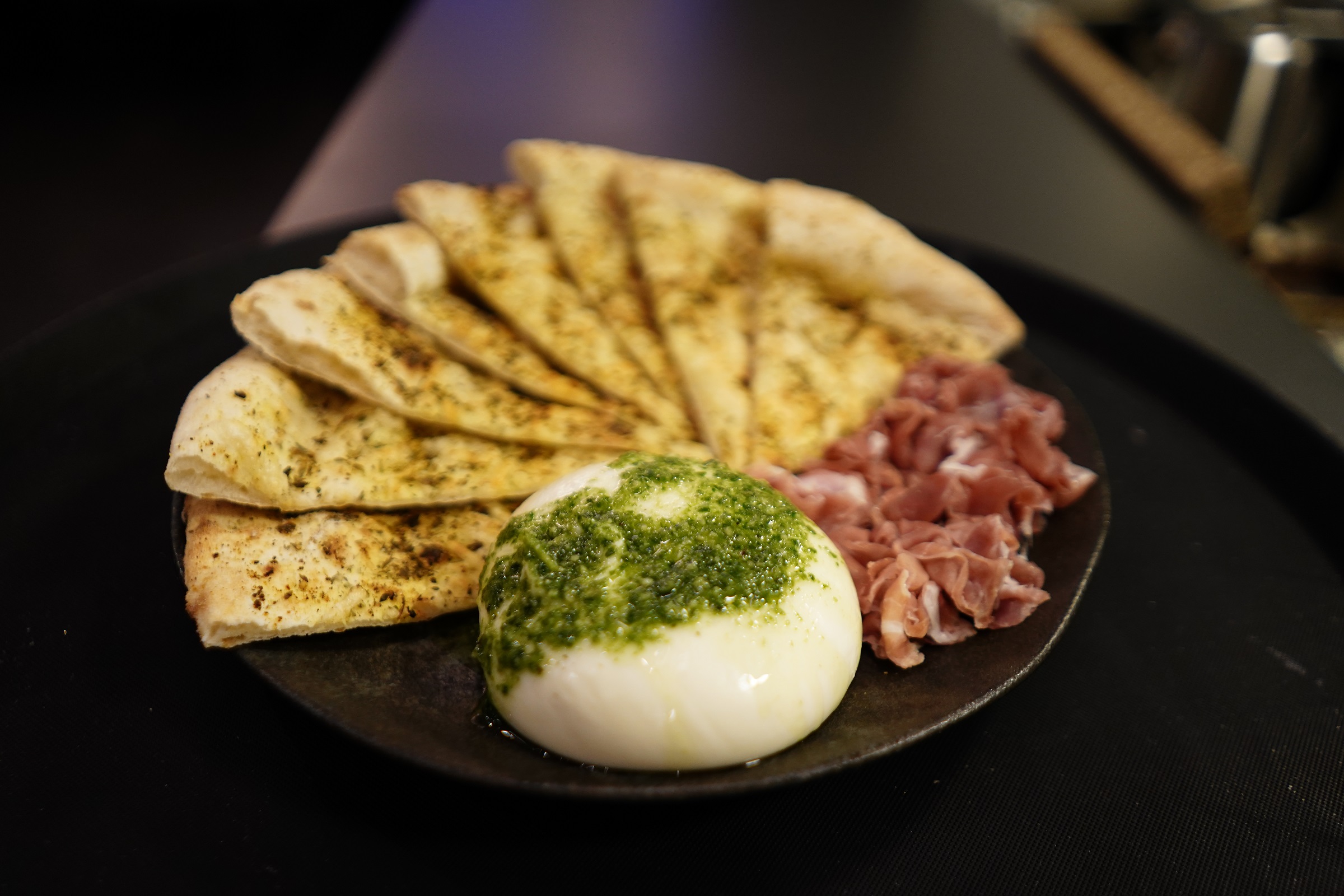 Burrata di Parma, interessante opção de entrada: Burrata fresca, crostini da casa, Parma e pesto de manjericão. Burrata di Parma, interessante opção de entrada: Burrata fresca, crostini da casa, Parma e pesto de manjericão.
