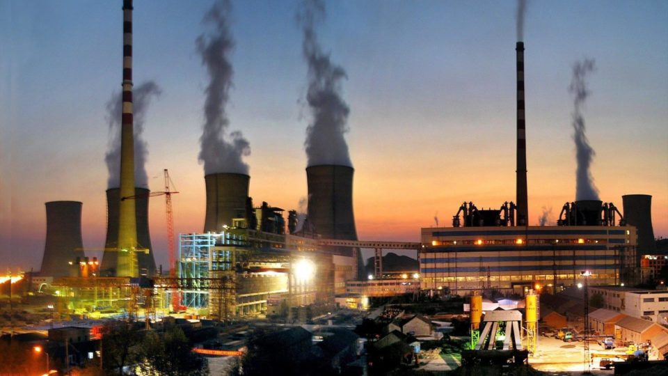 Racionamento de energia na China fecha fábricas e gera temores de desabastecimento global Usina termelétrica a carvão na China: país projeta atingir a neutralidade de emissões de carbono até 2060