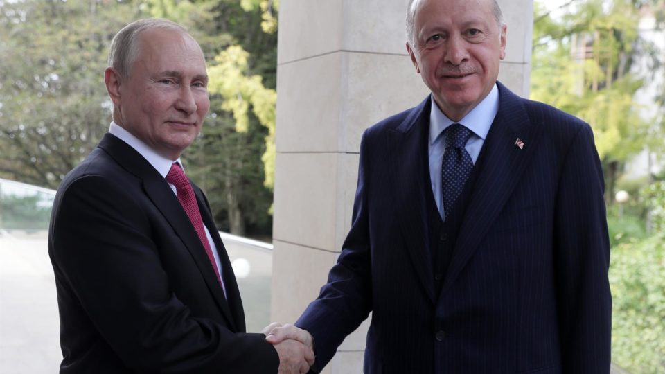 Após isolamento, Putin recebe Erdogan para debater Síria e venda de sistema de defesa O presidente russo Vladimir Putin (esq.) recebe o presidente da Turquia, Recep Erdogan, em Sochi, Rússia, 28 de setembro
