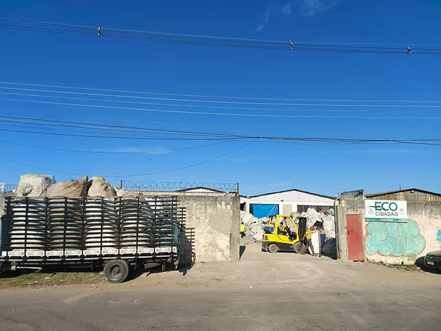 Empresa júnior da UFPR lança concurso nacional de arquitetura para requalificar associação de reciclagem Fachada da associação Eco Frank, que recicla materiais e que terá parte de seu espaço qualificado.