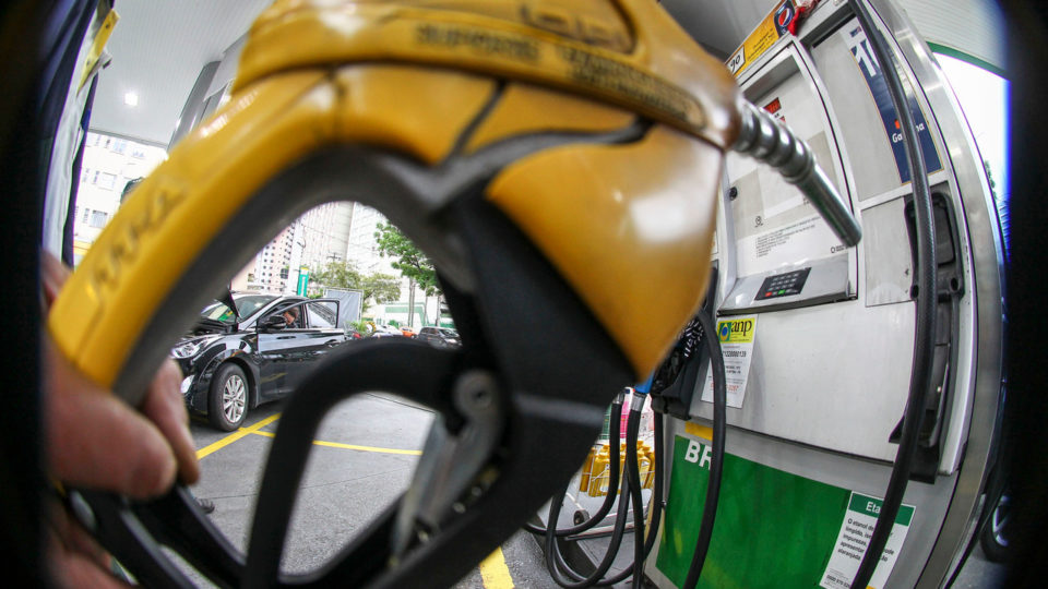 Lira quer votar valor fixo para ICMS do combustível. O que diz o projeto Desde o início do ano, preço da gasolina acumula alta de 31% na média nacional. Etanol subiu quase 41% e o diesel, 28%.
