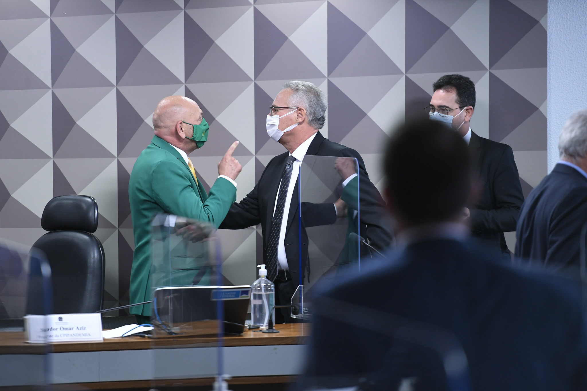 O empresário Luciano Hang e o relator da CPI, Renan Calheiros