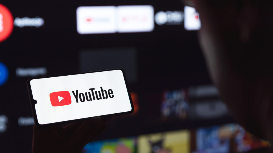 YouTube anuncia que irá banir todo conteúdo com desinformação sobre vacinas O YouTube anunciou que irá banir de sua plataforma todos os vídeos com desinformação sobre vacinas