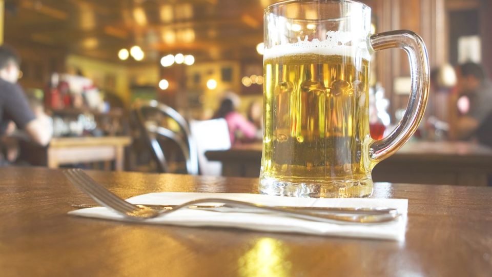 Preço da cerveja fica até 10% mais caro em bares e restaurantes brasileiros Cerveja