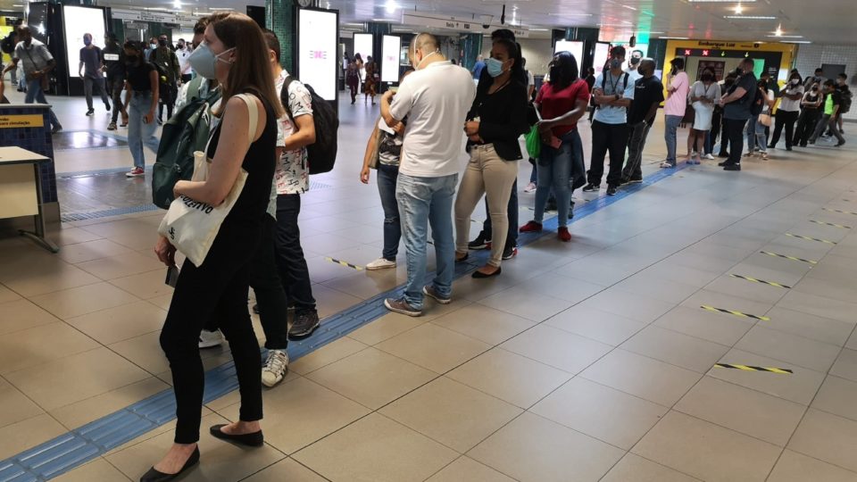 Passaporte da vacina vira foco de projetos conflitantes no Congresso vacina