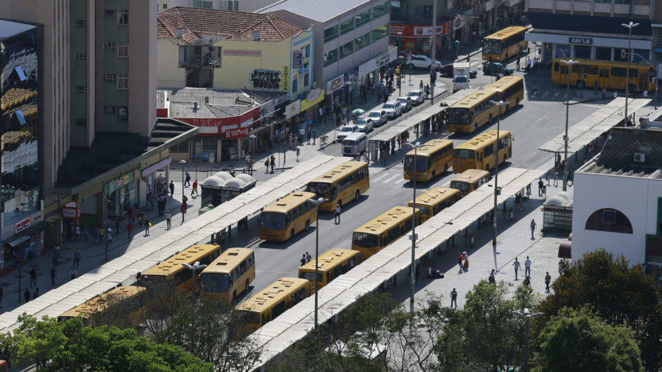 TCE multa ex-diretores da Comec e pede nova licitação do transporte coletivo na RMC A atual concessão do transporte coletivo da RMC não seguiu critérios técnicos, segundo TCE-PR.