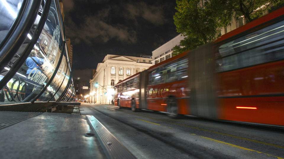 Urbs segura a passagem do ônibus até janeiro; e promete evitar “tarifaço” em 2022 Urbs segura a passagem do ônibus até janeiro; e promete evitar “tarifaço” em 2022