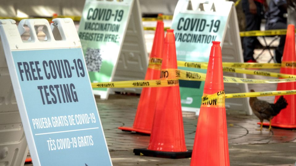 O verdadeiro negacionismo Centro de testagem e vacinação contra Covid em Miami, na Flórida.