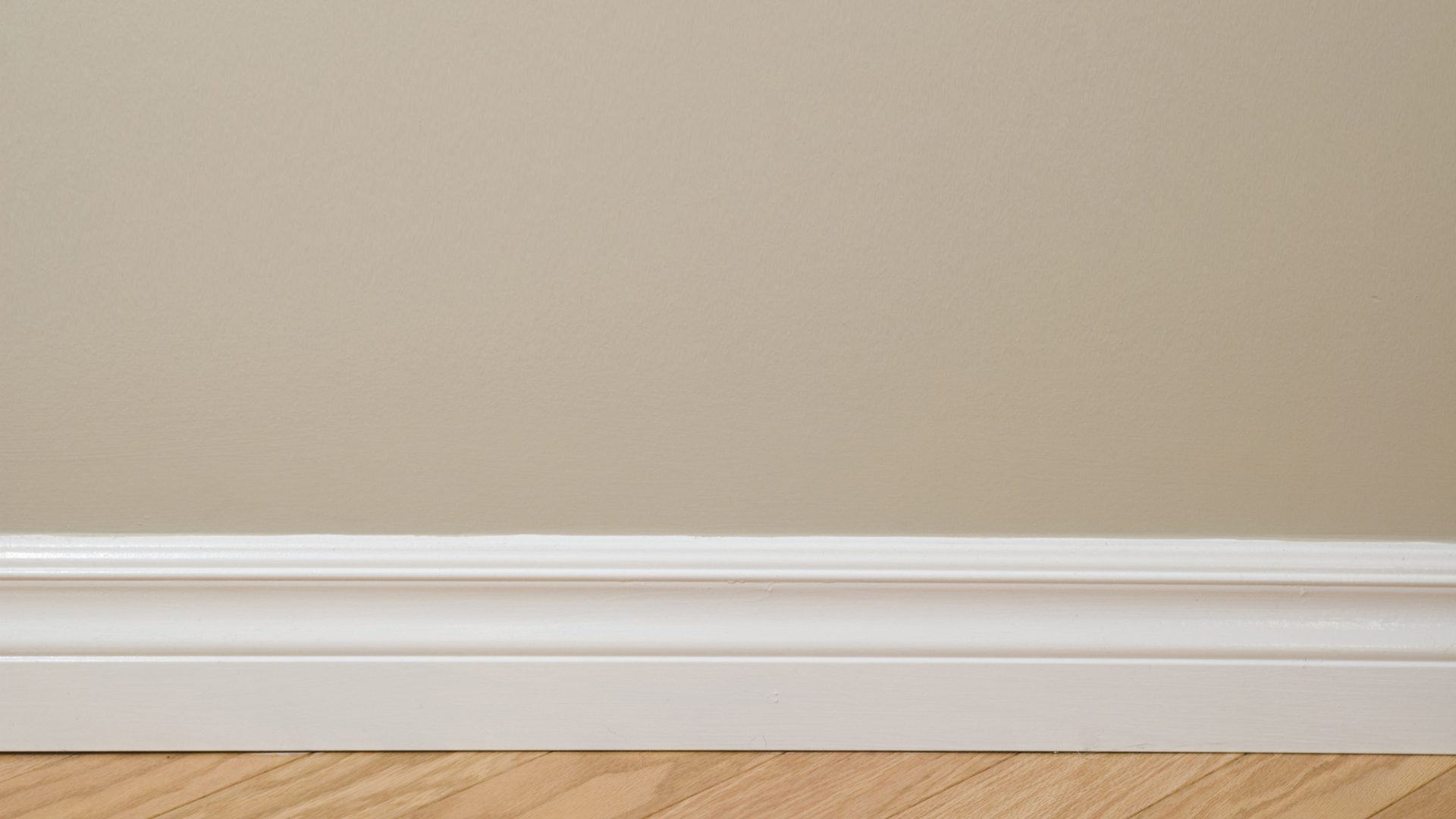 MDF é uma solução barata que conta com instalação facilitada e é ideal para quem busca por rodapés brancos.