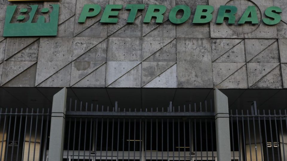 Petrobras nega corte, mas diz que não pode elevar fornecimento de gasolina e diesel Edifício sede da Petrobras no Centro do Rio.
