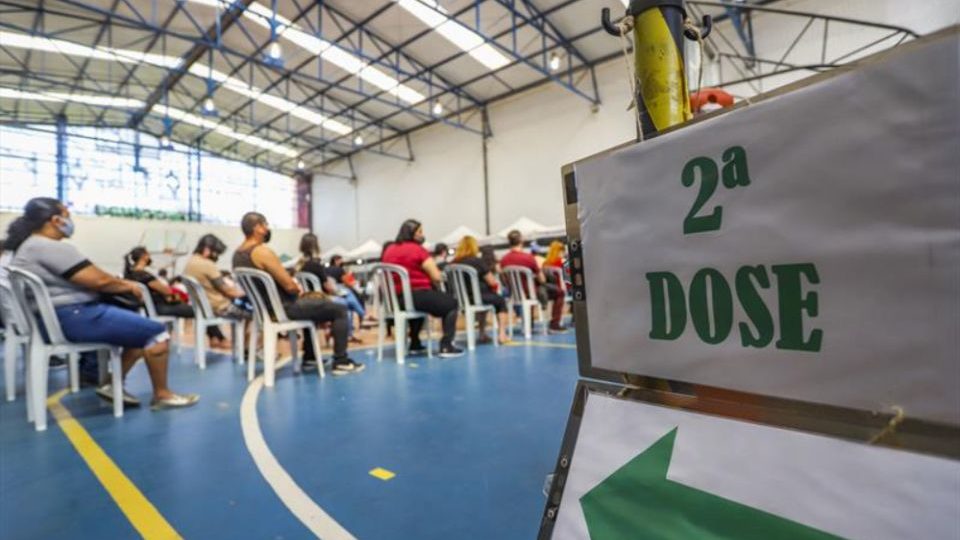 Metade dos curitibanos já está com vacinação da Covid-19 completa Mutirão de vacinação da Covid-19 em Curitiba no último sábado.