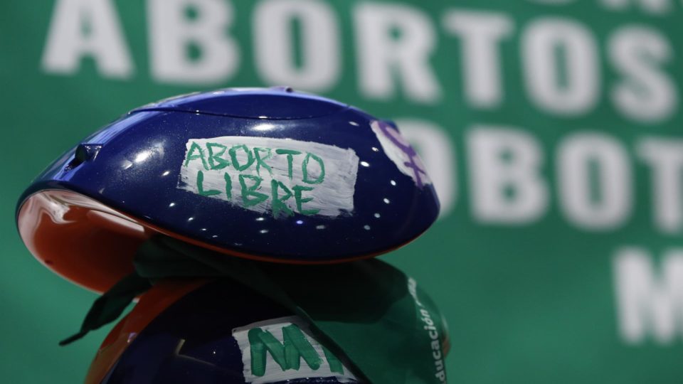 Ativistas usam robô para burlar proibição do aborto no México Grupo de ativistas apresentou um robô usado para burlar a proibição do aborto no México. O dispositivo é controlado remotamente da capital mexicana, onde o aborto não é penalizado