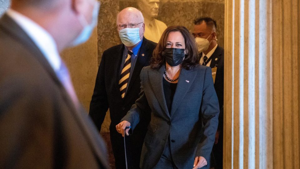 Congresso dos EUA aprova financiamento emergencial e evita fechamento de serviços A presidente do Senado e vice-presidente dos EUA, Kamala Harris, chega para a votação do financiamento emergencial