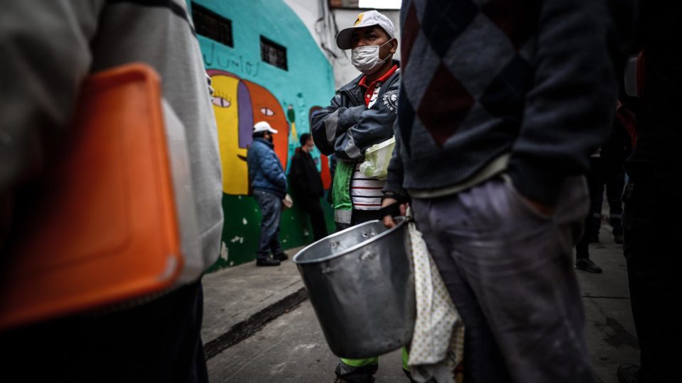Argentina reduz taxa de pobreza, mas número de indigentes cresce Pessoas aguardam para pegar comida num refeitório comunitário em Buenos Aires