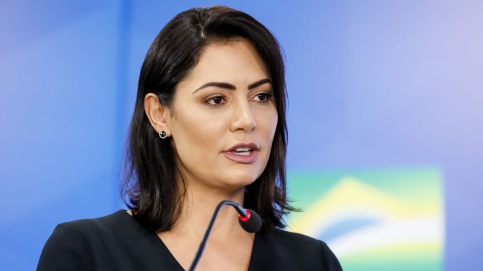Michelle Bolsonaro teria pedido para Caixa liberar empréstimos para amigos, diz revista Michelle Bolsonaro teria atuado junto ao presidente da Caixa para liberar empréstimos para empresas de amigos durante a pandemia.