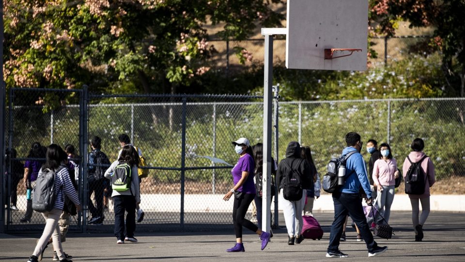 Califórnia vai exigir vacinação contra Covid-19 de estudantes a partir de 12 anos Estudantes em escola de Los Angeles, na Califórnia