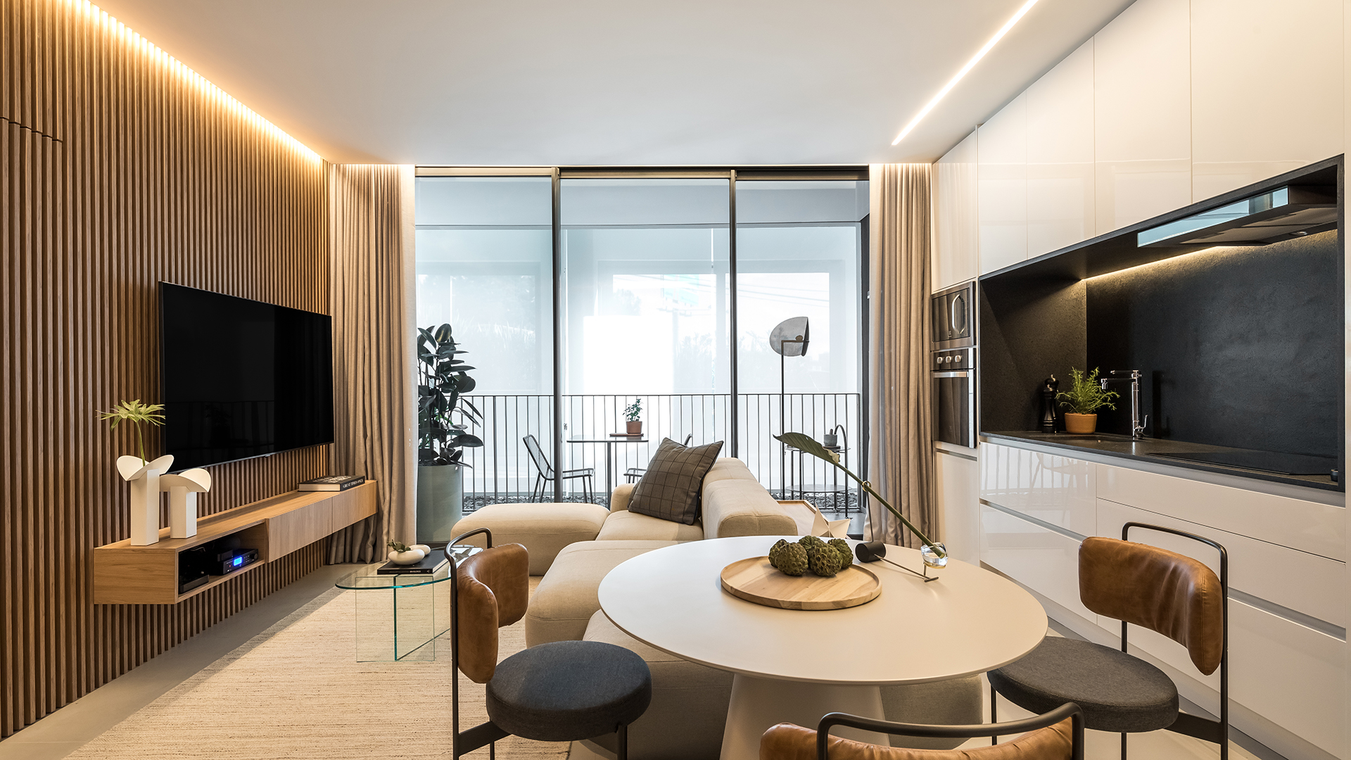 Ao entrar no apartamento decorado, a sensação de amplitude oferece um ambiente confortável e livre para viver.