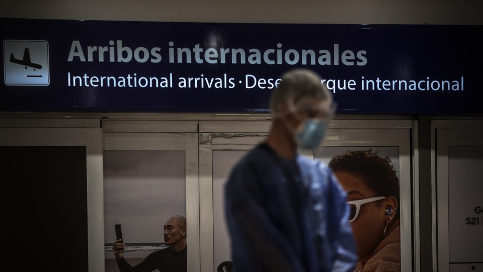 Argentina flexibiliza restrições da pandemia e volta a permitir entrada de estrangeiros Portão de desembarque no Aeroporto Internacional de Ezeiza, na província de Buenos Aires