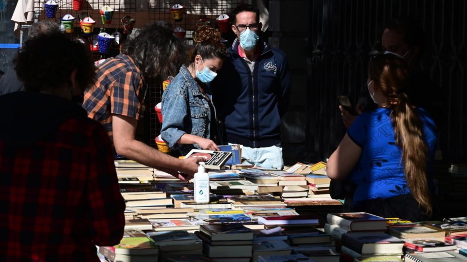 Clientes olham livros na Feira do Rastro, em Madri, Espanha, 26 de setembro, quando a feira retornou com 100% do vendedores que tinha antes da pandemia