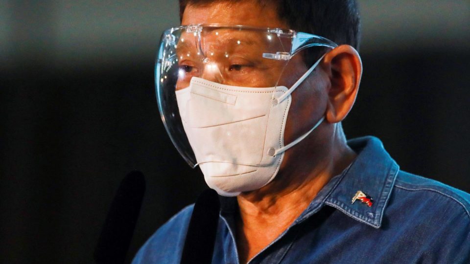 Duterte, presidente das Filipinas, anuncia que vai se retirar da política O presidente das Filipinas, Rodrigo Duterte, fala a jornalistas enquanto acompanha o senador Christopher Bong Go, que registrou sua candidatura para vice-presidente, em Manila, 2 de outubro