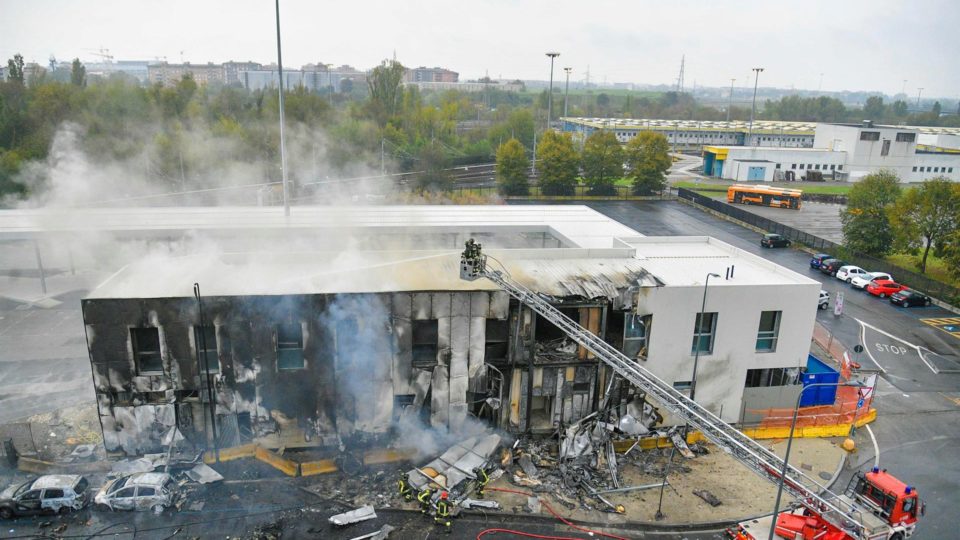 Avião se choca contra edifício perto de Milão e deixa 8 mortos Bombeiros trabalham em prédio contra o qual um pequeno avião se chocou, matando as oito pessoas a bordo, em Milão, Itália, 3 de outubro