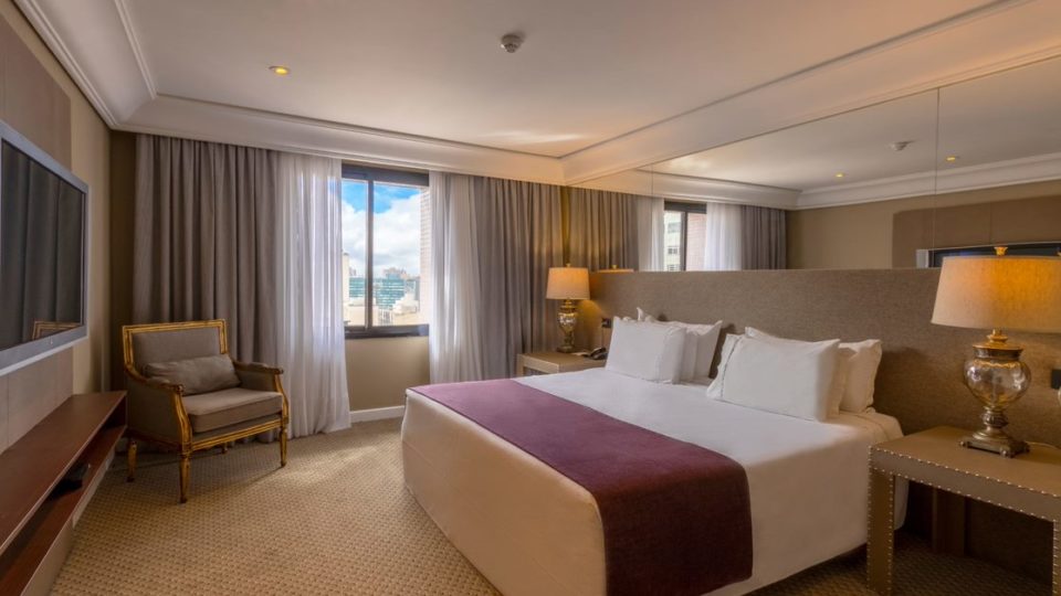 A suíte presidencial do Grand Mercure Rayon oferece itens para a comodidade do hóspede, como amenities da L’Occitane Brasil, roupão e máquina de café.