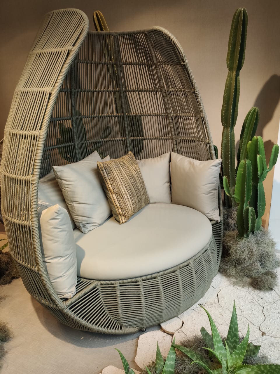 Poltrona Cupuí para Lovato. A forma orgânica, a trama artesanal que elabora volume e textura, a cor natural que produz acolhimento. Com atmosfera de abrigo, a peça guarda uma intrincada conexão com a natureza e os fazeres artesanais. E celebra o fruto do cupuizeiro, onde o traço de movimento curvilíneo espelha o formato alongado da casca lenhosa sobre a polpa quase dourada. Poltrona Cupuí para Lovato. A forma orgânica, a trama artesanal que elabora volume e textura, a cor natural que produz acolhimento. Com atmosfera de abrigo, a peça guarda uma intrincada conexão com a natureza e os fazeres artesanais. E celebra o fruto do cupuizeiro, onde o traço de movimento curvilíneo espelha o formato alongado da casca lenhosa sobre a polpa quase dourada.