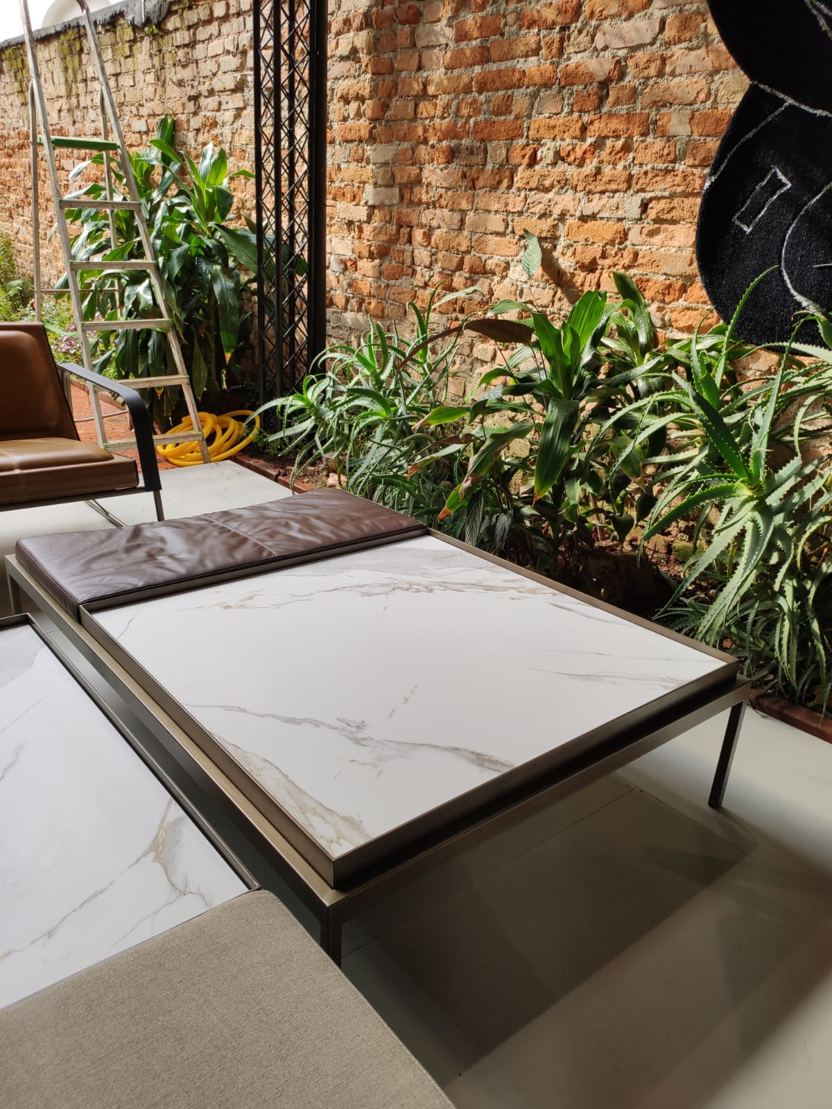 Mesa White com banquinho e superfície de cerâmica. Mesa White com banquinho e superfície de cerâmica.