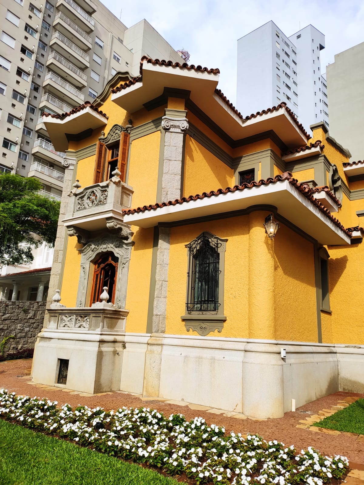 Casa histórica de 1930, a duas quadras da Avenida Paulista, reabre como fundação cultural e hub de design durante a DW! 2021. Casa histórica de 1930, a duas quadras da Avenida Paulista, reabre como fundação cultural e hub de design durante a DW! 2021.