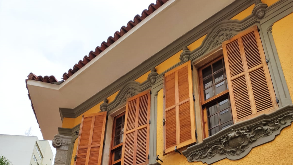 Casarão de 1930 reabre durante a DW! 2021 e presenteia São Paulo com novo hub de design e arte Detalhe da fachada do casarão que reabre na Bela Vista como novo hub de design e sede da Fundação Doimo.