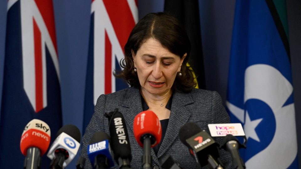 Primeira-ministra de estado da Austrália renuncia em meio a investigação sobre corrupção A primeira-ministra de Nova Gales do Sul, Gladys Berejiklian, anuncia sua renúncia durante entrevista coletiva, em Sydney, Austrália, 1 de outubro