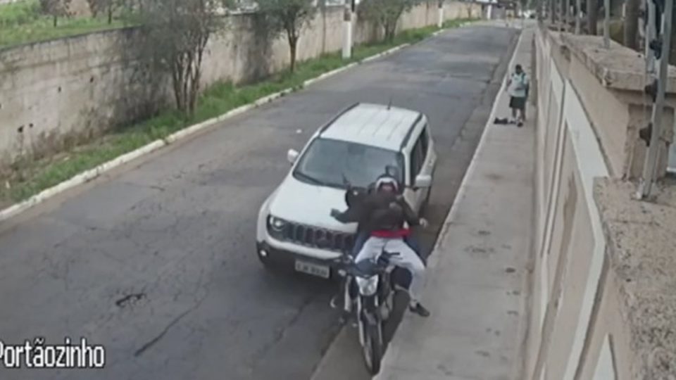 Violência: atropelar bandidos é moralmente aceitável? E o que você faria? A decisão de salvar ou não alguém de um ato de violência cometendo outro ato de violência é algo anterior ao próprio ato.