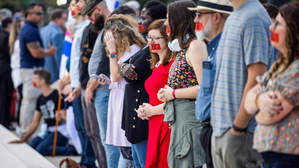 Em novo mandato, Suprema Corte dos EUA decidirá sobre aborto, armas e direitos religiosos Manifestantes contra o aborto se reúnem em frente à Suprema Corte dos EUA no primeiro dia do novo termo da corte, em Washington, 4 de outubro