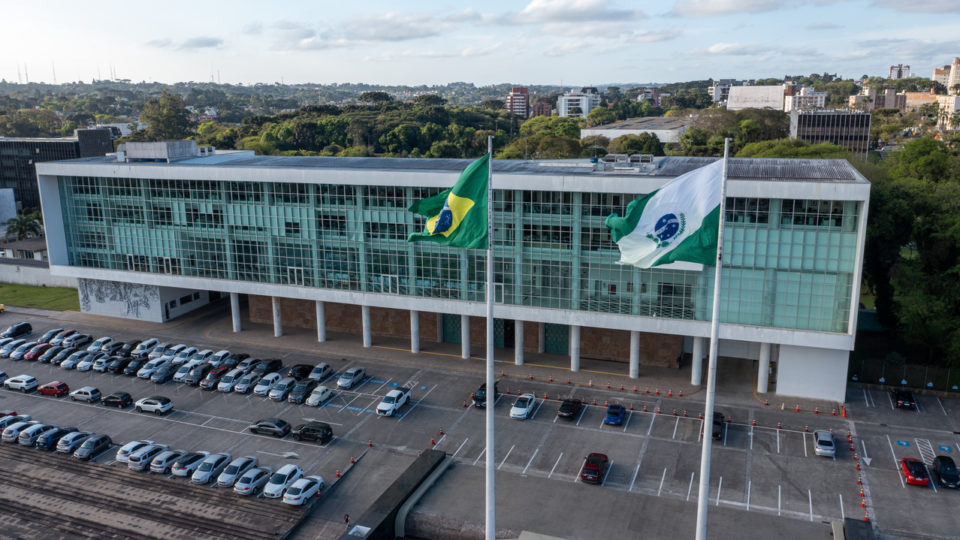 Decreto sobre lei de homeschooling do PR deve sair em fevereiro; PL federal pode entrar na pauta CENTRO CIVICO DE CURITIBA – PALACIO IGUAGU – Cívico de Curitiba. Local onde se concentra os principais órgãos do Governo do estado do Paraná – Palácio das Araucárias, o Palácio Iguaçu, a Assembléia Legislativa, Tribunal de Contas do Estado – Palácio da Justiça – Praça Nossa Senhora da Salete – Bandeiras do Paraná e Bandeira do Brasil –