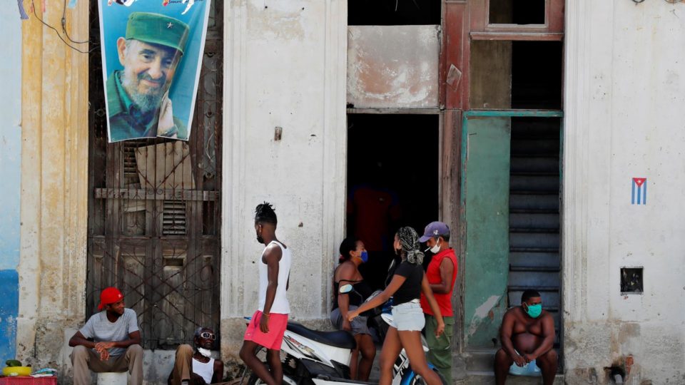 Nove jogadores do time nacional cubano de beisebol fogem durante torneio no México Pessoas caminham por rua de Havana, Cuba, com a imagem do líder da revolução cubana Fidel Castro, 28 de setembro