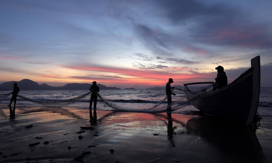 Oceania, a próxima fronteira econômica da humanidade Pescadores tradicionais coletam peixes de uma rede de pesca em Kampung Jawa, em Aceh, Indonésia, setembro de 2019
